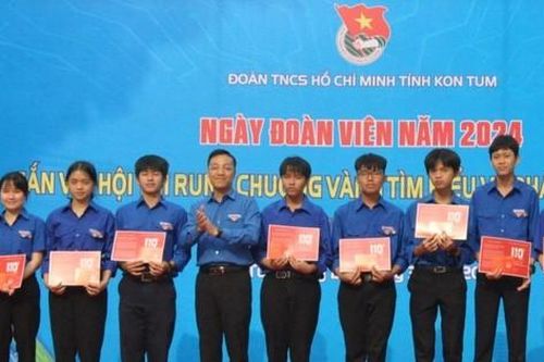 Kết nạp, trao thẻ đoàn viên, huy hiệu đoàn cho 100 thanh niên ưu tú