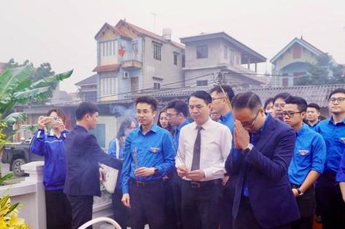Đoàn Thanh niên Bộ Ngoại giao thăm và dâng hương tại khu tưởng niệm dịp 26/3