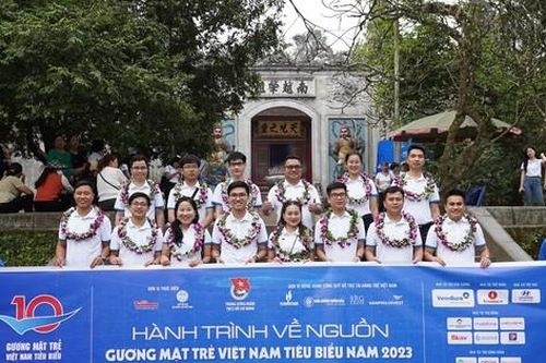 Gương mặt trẻ Việt Nam tiêu biểu báo công Vua Hùng, tham quan danh thắng Tây Thiên
