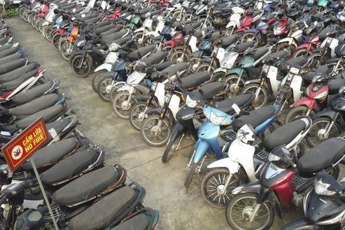 Phương tiện vi phạm chất đống, chủ bãi xe nơm nớp lo cháy nổ