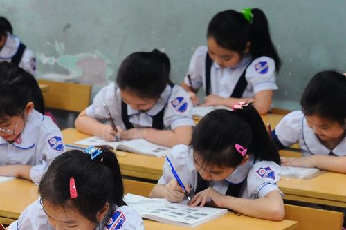 Hiệu trưởng đánh học sinh lớp 2 chảy máu là do 'lỡ tay'
