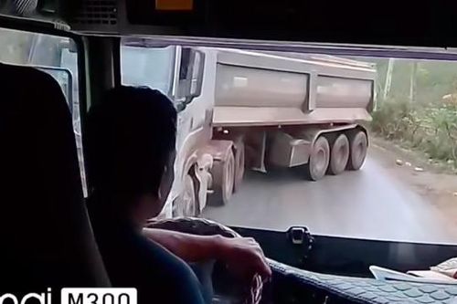 Nóng trên đường: Vạ lây với những pha xử lý siêu ẩu của tài xế khác