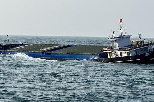 Tàu hàng đâm vào đá, 9 thuyền viên nguy cấp trên biển Cù Lao Chàm