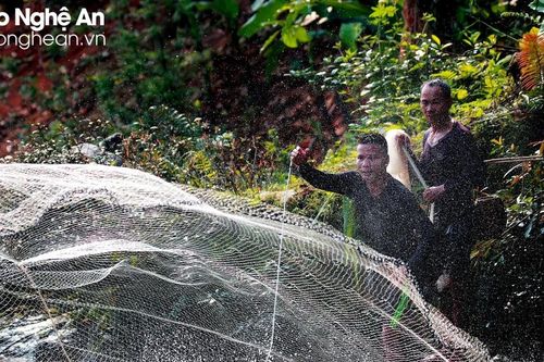 Độc đáo hội thi quăng chài ở miền Tây Nghệ An