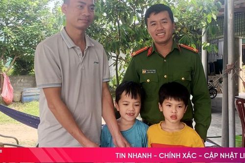 Nhặt được ví tiền, 2 học sinh lớp 1 tìm người trả lại