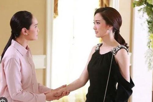 Sau khi chở chị giúp việc nhà bạn trai vào bệnh viện, chị ấy trả ơn tôi bằng cách tiết lộ bí mật của gia chủ