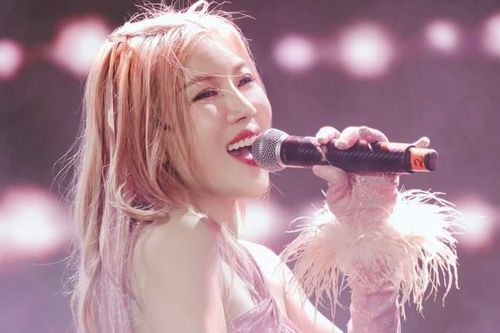 Trang Pháp trình diễn hết mình tại sự kiện với hàng ngàn sinh viên, ngày càng hút fan trẻ
