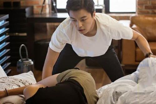 Hai con khóc thảm thiết mà vợ vẫn ngủ ngon lành, tức giận tôi định xông vào dựng dậy thế nhưng phản ứng của vợ khiến tôi chết lặng