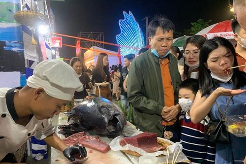 Bình Định: Du khách thích thú thử món cá ngừ sống được 'xẻ thịt' từ con cá ngừ nặng 105kg