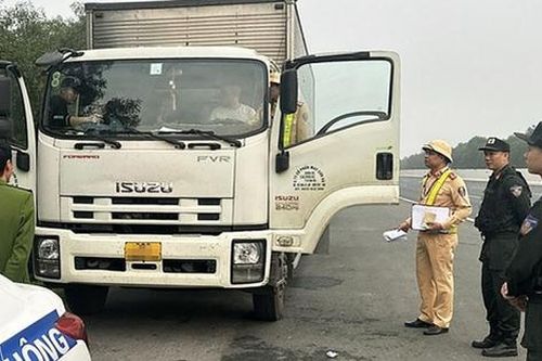 Đánh bạc trên đường cao tốc và những câu chuyện chỉ có ở Việt Nam