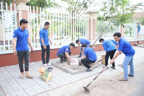 Chi đoàn Công ty Cổ phần Môi trường đô thị An Giang tổ chức 'Ngày chủ nhật xanh' ở Mỹ Hòa