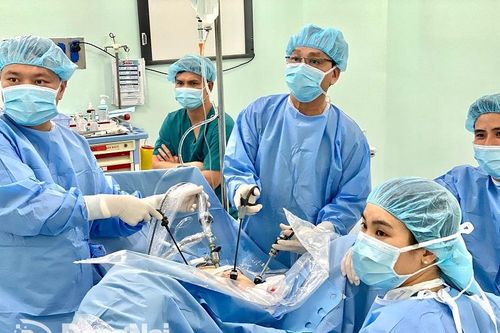 Cắt khối u nang buồng trứng 'khủng' cho bệnh nhân