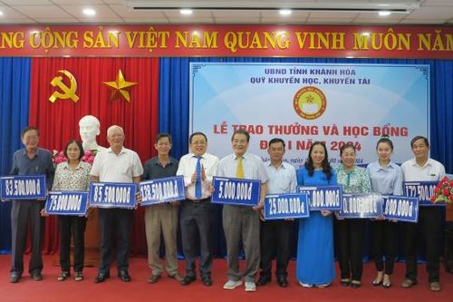 Quỹ Khuyến học, khuyến tài Khánh Hòa: Trao hơn 1,1 tỷ đồng học bổng, phần thưởng cho học sinh, sinh viên, giáo viên