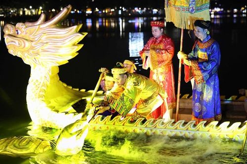 Tái hiện huyền tích Vua Lê trả gươm Rùa thần