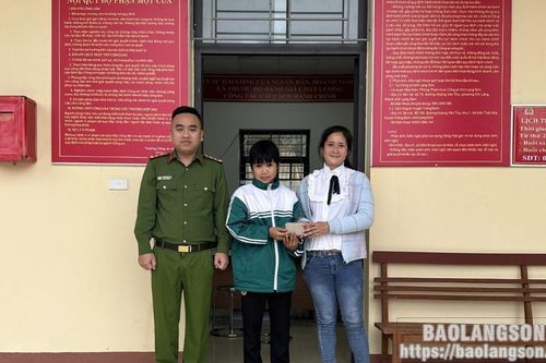Học sinh nhặt được của rơi, trả lại người đánh mất