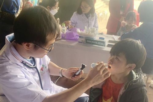 Khám bệnh miễn phí cho học sinh tiểu học xã Trung Chải