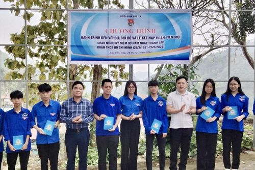 Huyện đoàn Bảo Yên tổ chức hành trình đến với địa chỉ đỏ và kết nạp đoàn viên