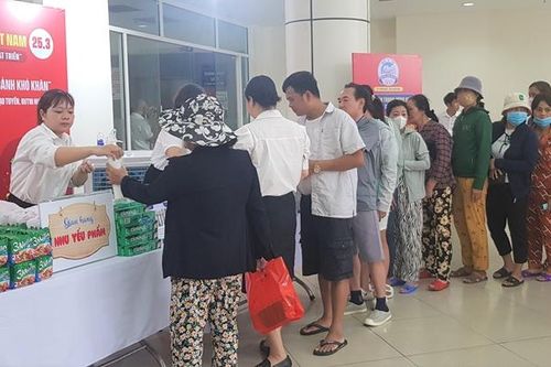 1.000 bệnh nhân mua hàng miễn phí ở gian hàng 0 đồng