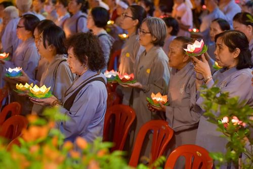 Lắng đọng đêm hoa đăng tưởng niệm Đức Phật nhập Niết-bàn tại tổ đình Vạn Thọ (Q.1)