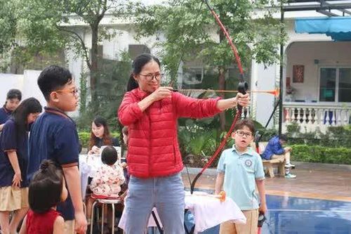 Phụ huynh 'nhập vai' con trải nghiệm các môn học trong ngày hội tuyển sinh Open Day