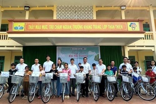 Chương trình 'Nâng bước em tới trường' trao quà cho học sinh nghèo vượt khó huyện vùng cao Thanh Hóa
