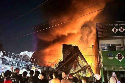 Nhà sách lớn ở Bình Phước bị hỏa hoạn thiêu rụi
