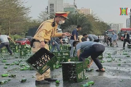 Nhiều thùng bia văng xuống đường, CSGT giúp thu dọn hiện trường