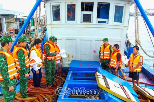 Đồn Biên phòng Sông Đốc bắt giữ tàu vận chuyển 36 ngàn lít dầu không hóa đơn