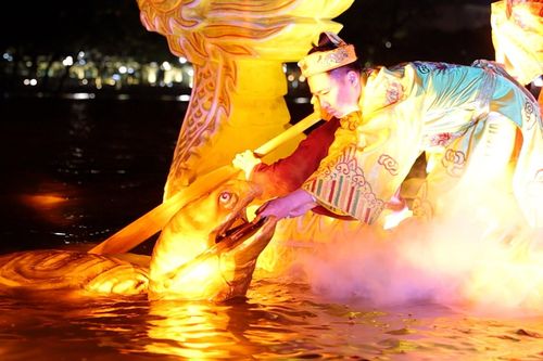 Du khách thích thú trải nghiệm tour 'Ngọc Sơn-đêm huyền bí'