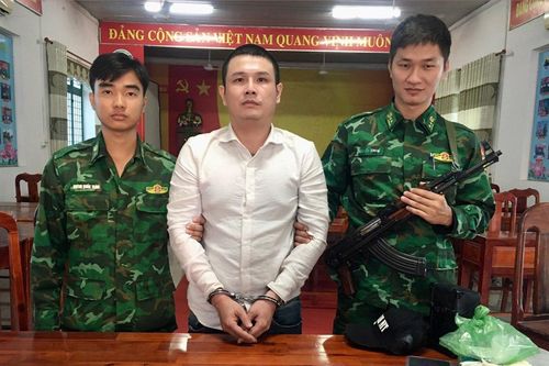 Mang ma túy từ Campuchia về Việt Nam, vừa qua cửa khẩu thì bị bắt