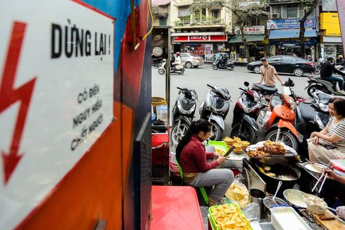 Bất chấp 'nguy hiểm chết người', hàng quán vẫn bày bán dưới chân trạm biến áp