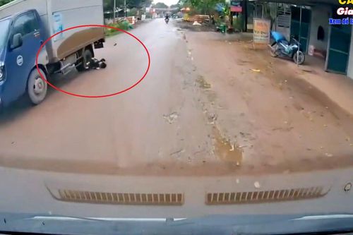 Bé trai lao vào xe tải thoát chết trong gang tấc