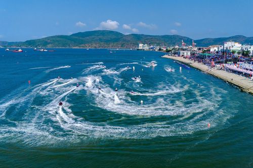 Ngoạn mục lễ diễu hành trên đầm Thị Nại của các tay đua mô tô nước thế giới