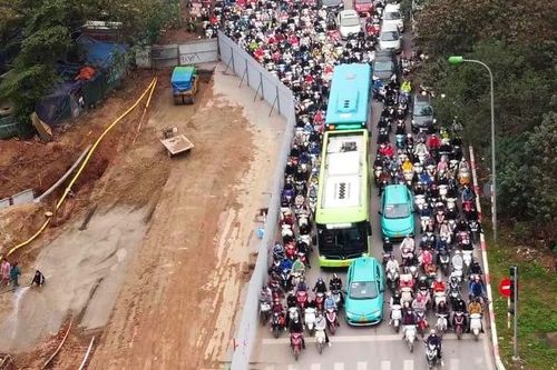 Xử lý ùn tắc trên đường gom Đại lộ Thăng Long
