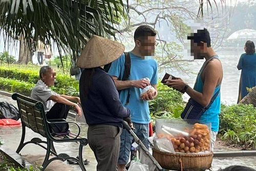 Phạt người bán bánh rán 'chặt chém' khách Tây