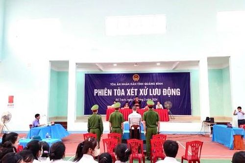 Xét xử tội phạm ma túy trước sự chứng kiến của đông đảo học sinh