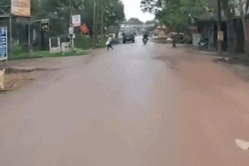 Thót tim cảnh bé trai bất ngờ lao ra giữa đường đúng lúc xe tải đi tới