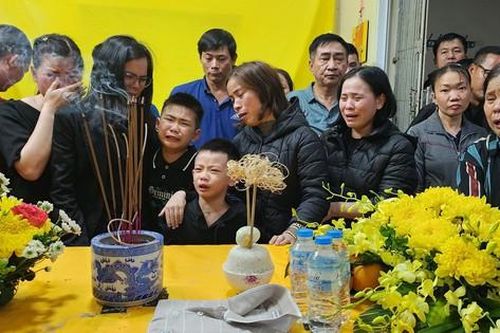 Người thân khóc ngất đón thi hài thuyền viên tử nạn ở vùng biển Đỏ