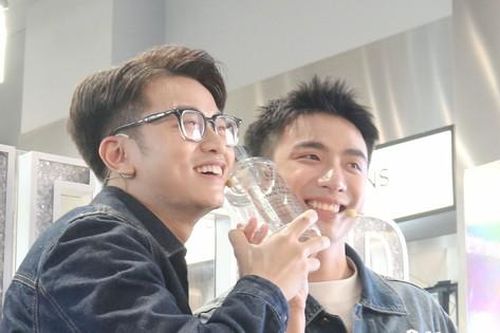 Loạt khoảnh khắc của Ninh Dương Story tại sự kiện ở Hà Nội: 'Đại ca sữa bột' cưng xỉu