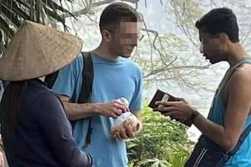 Xử phạt người bán 4 chiếc bánh rán với giá 50.000 đồng cho khách Tây ở hồ Gươm