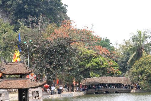 Hội chùa Thầy có hang Cắc Cớ...