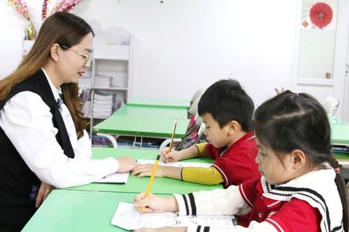 Phụ huynh vất vả cùng con 'săn' suất học lớp 1 trường tư thục