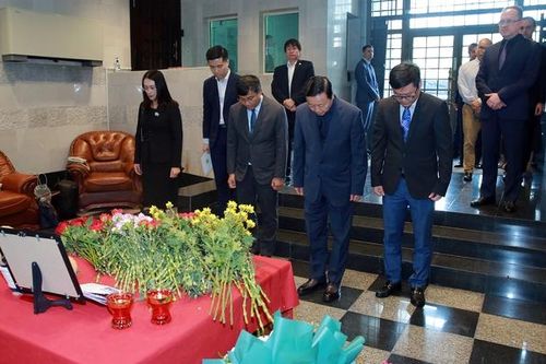 Phó Thủ tướng Trần Hồng Hà ghi sổ tang chia buồn tại Đại sứ quán Nga