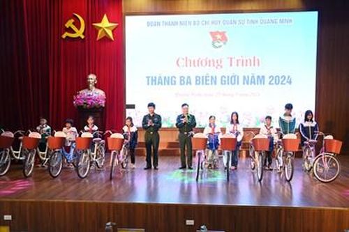 Đoàn thanh niên Bộ CHQS tỉnh Quảng Ninh tổ chức chương trình 'Tháng Ba biên giới'