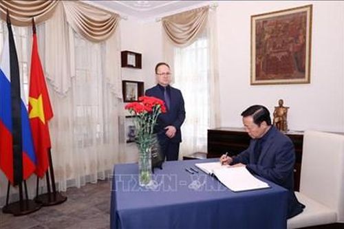 Phó thủ tướng Trần Hồng Hà viếng và ghi sổ tang chia buồn tại Đại sứ quán Nga