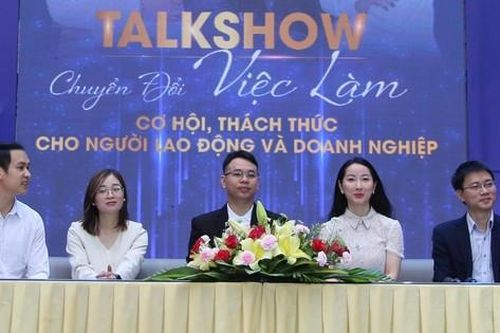 Diễn giả đội mưa tham dự talkshow 'Chuyển đổi việc làm - Cơ hội, thách thức cho người lao động và doanh nghiệp'
