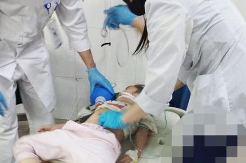 Cứu sống bé gái 5 tuổi nguy kịch do hóc quả nhãn