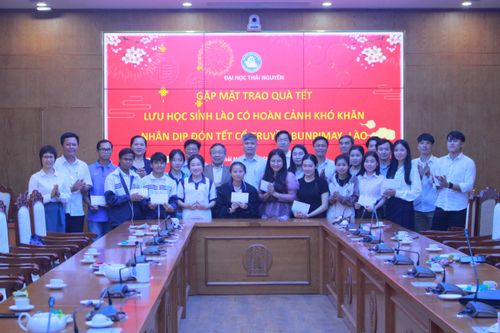 Đại học Thái Nguyên tặng quà cho lưu học sinh Lào có hoàn cảnh khó khăn