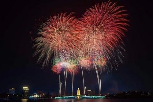 Bắn pháo hoa tầm cao dịp Giỗ Tổ Hùng Vương