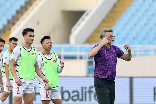Đội tuyển Việt Nam tập luyện trên sân Mỹ Đình
